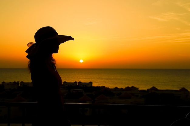 Silhouette d'une fille sur une chaise sur un fond de nature