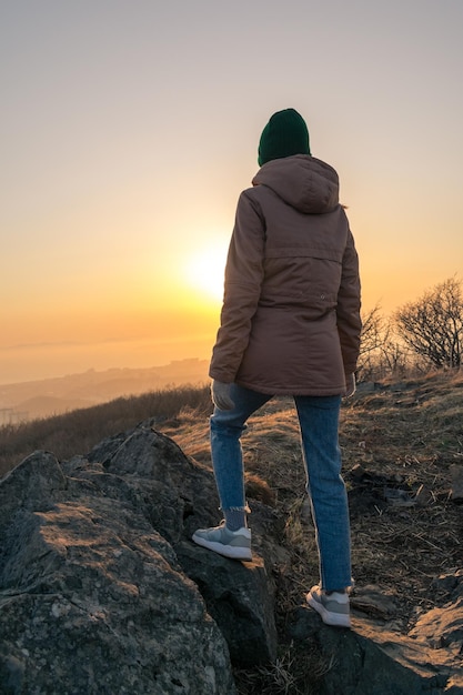 Silhouette d'une fille en vêtements chauds dans une pose d'hirondelle