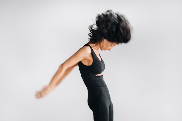 Photo une silhouette floue d'une femme en tenue de sport noire est engagée dans une méditation kali dynamique dans la salle de yoga