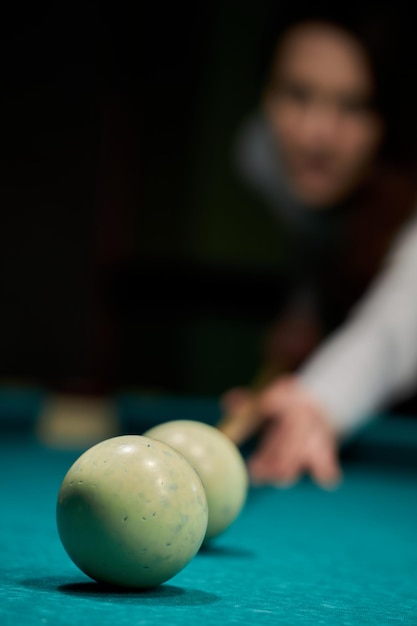 Silhouette floue d'une fille jouant au billard