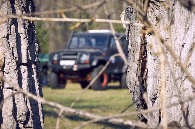 Silhouette floue d'un SUV 4X4 au départ