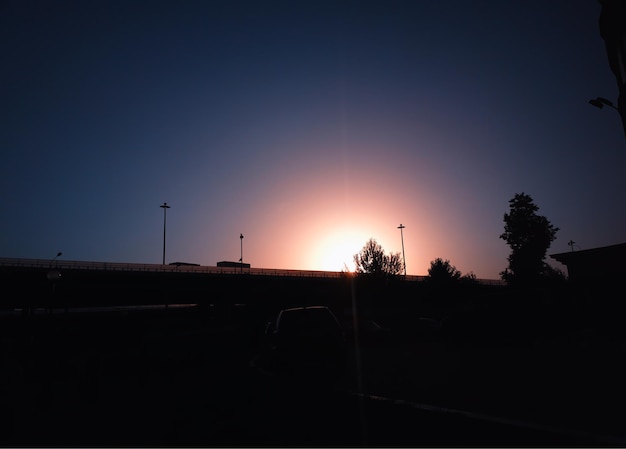 Silhouette de fond de pont coucher de soleil