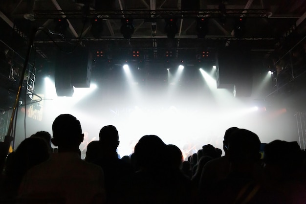 Silhouette d'une foule de spectateurs devant la scène