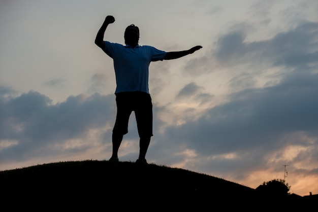 silhouette de gars heureux s&#39;amusant