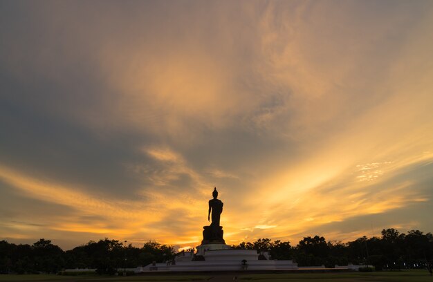 Silhouette grand Bouddha dans la soirée.