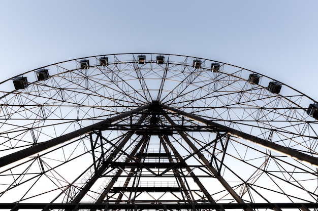 Silhouette De La Grande Roue Sur Le Fond Du Ciel Bleu