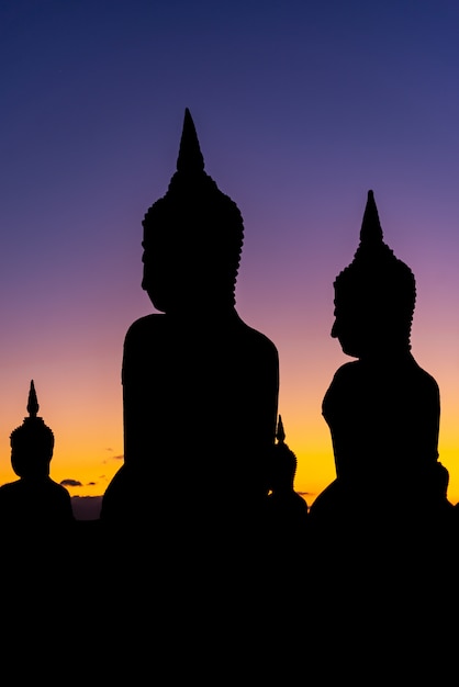 Silhouette grande taille de Bouddha avec la couleur du crépuscule du ciel, public en Thaïlande