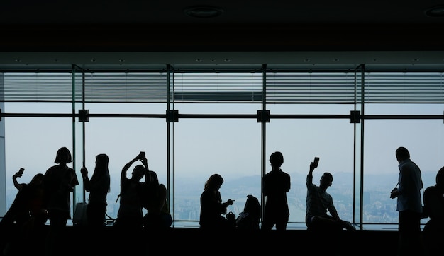 Silhouette groupe de personnes au point de vue, s&#39;amuser selfies avec smartphone.