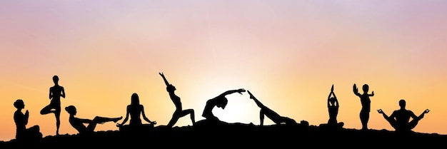Photo silhouette de groupe de yoga au coucher du soleil