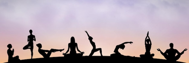 silhouette de groupe de yoga au coucher du soleil