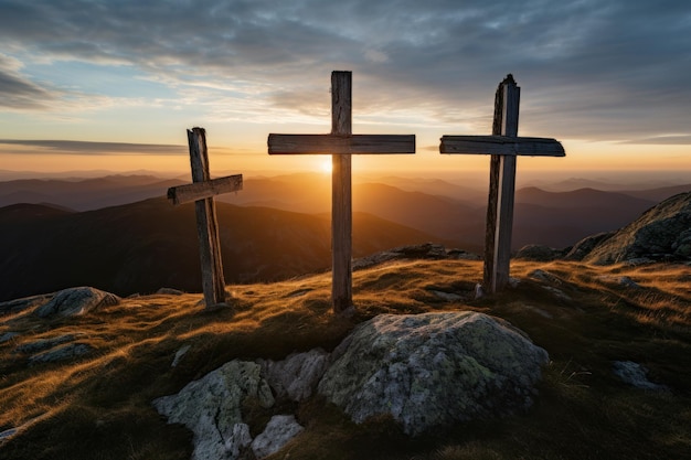 Silhouette d'une heure d'or de trois croix au sommet d'une montagne