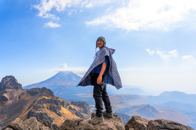 La silhouette d'un homme admirant le volcan popocatepetl