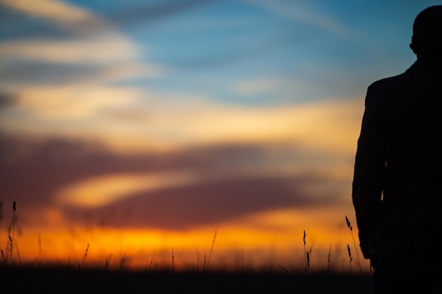 Silhouette d'un homme d'affaires au lever du soleil dans la nature Le concept de succès des négociations commerciales startups nouvelles opportunités