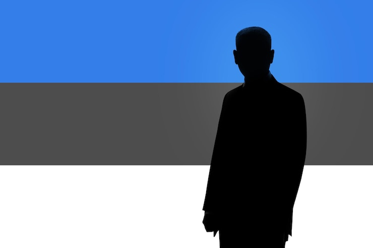 Photo silhouette d'homme d'affaires sur le fond du drapeau estonien silhouette d'un homme