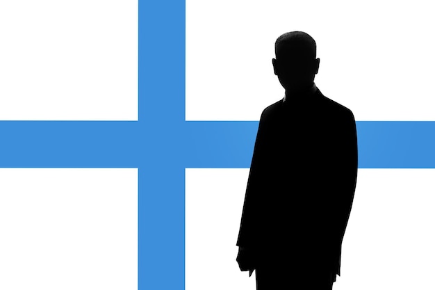 Silhouette d'homme d'affaires sur le fond du drapeau finlandais Silhouette d'un homme