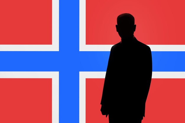 Silhouette d'homme d'affaires sur le fond du drapeau de la Norvège Silhouette d'un homme
