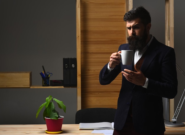 Silhouette d'homme d'affaires sérieux buvant du café au bureau café chaud boissons chaudes portrait de