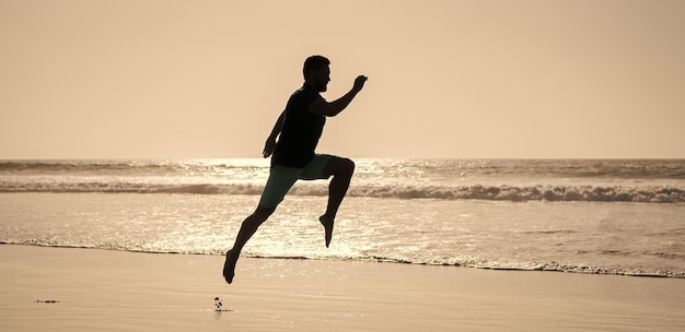 Silhouette d'homme athlétique coureur courant sur le jogging de plage d'été