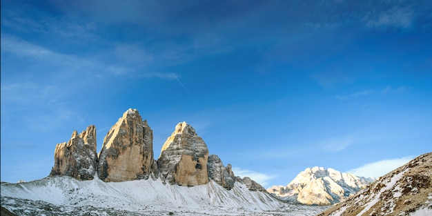 Silhouette de l'homme au sommet de la montagne sur le ciel au lever du soleil, sport et vie active conceptuelle.