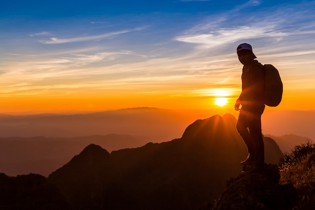 silhouette d&#39;un homme au sommet d&#39;une montagne. Silhouette de personne sur le rocher.