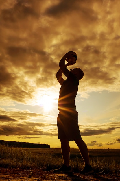 Silhouette d'un homme avec un ballon