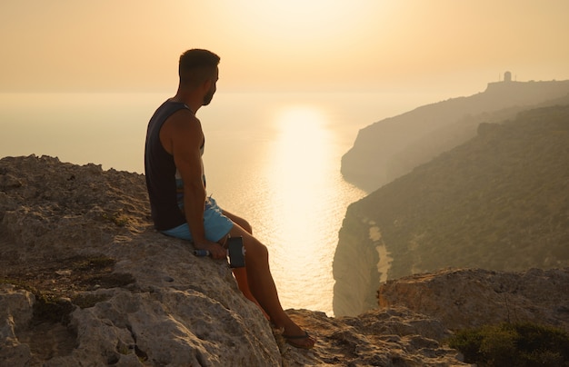 Silhouette d&#39;homme barbu sur le magnifique coucher de soleil