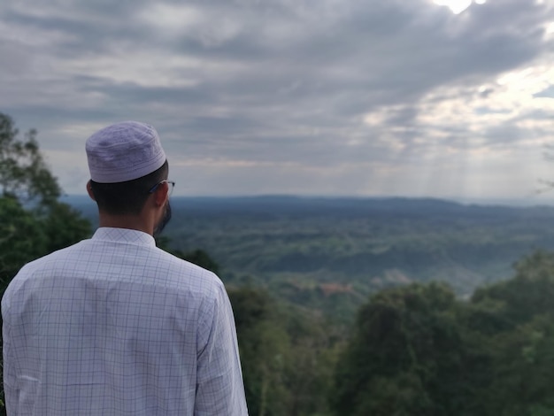 silhouette d'homme avec un beau paysage de montagnes