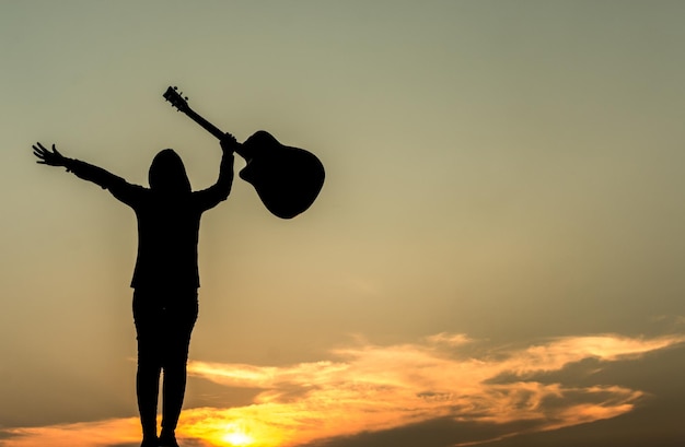 Silhouette d'un homme contre le ciel au coucher du soleil