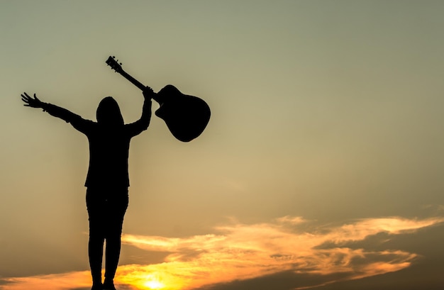 Photo silhouette d'un homme contre le ciel au coucher du soleil