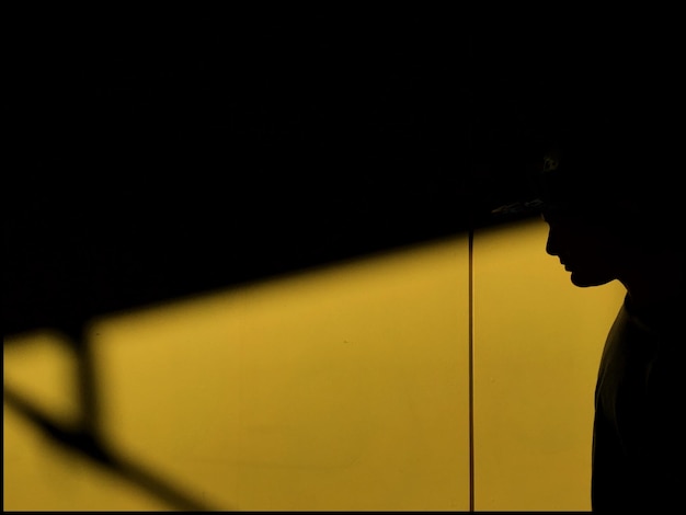 Photo silhouette d'homme contre le mur