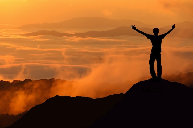 Photo silhouette d'un homme debout contre le ciel au coucher du soleil