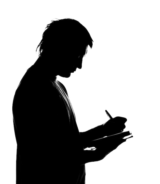 Silhouette d'homme écrit le journal d'affaires. Isolé sur blanc