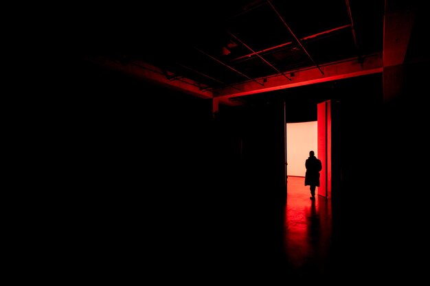 Photo silhouette d'un homme entrant dans un bâtiment