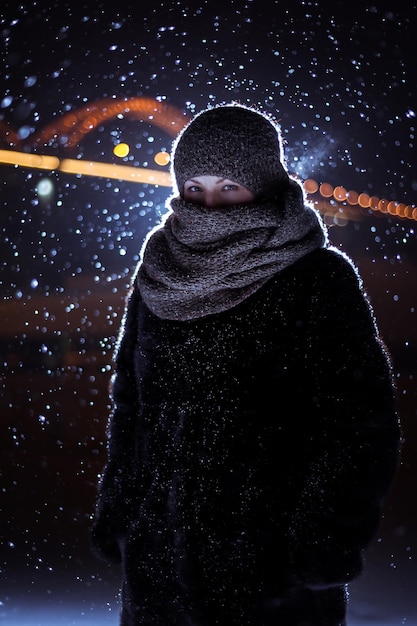 Silhouette d'un homme sur le fond des chutes de neige en hiver