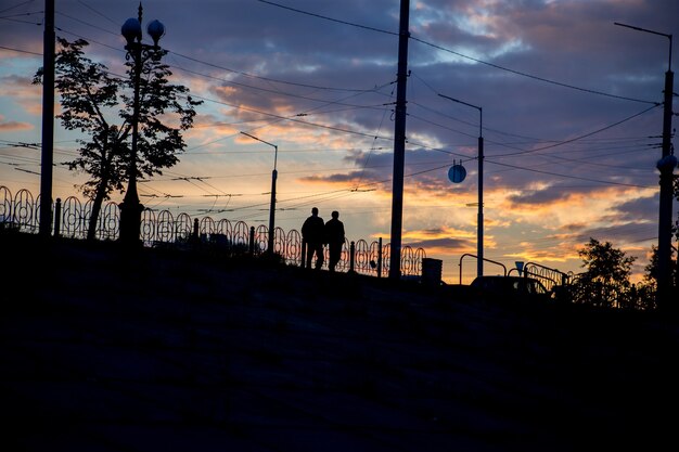 Silhouette d'un homme sur un fond de coucher de soleil dans la sity