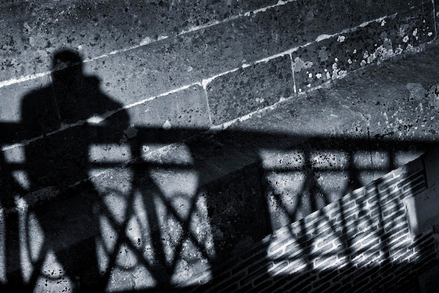 Silhouette d'un homme sur un mur