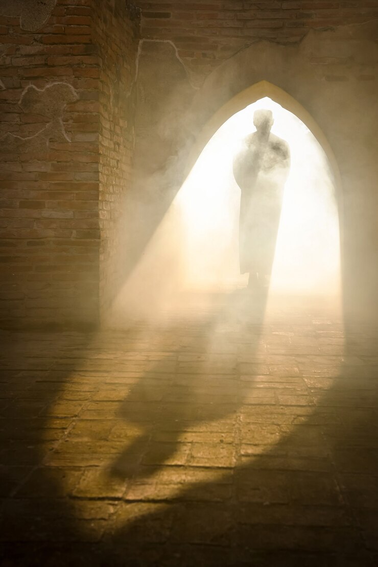 Photo silhouette d'un homme musulman entrant dans une mosquée pour prier dans une ancienne mosquée de phra nakhon si ayutthaya province, asia muslim