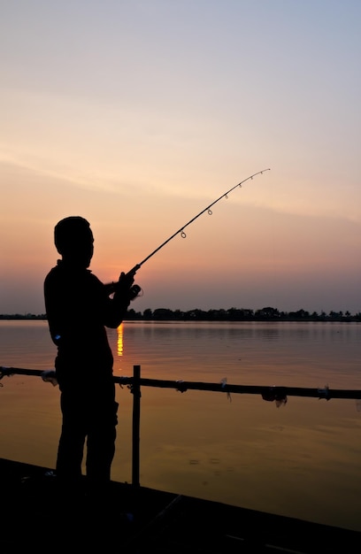 Silhouette d'un homme à la pêche