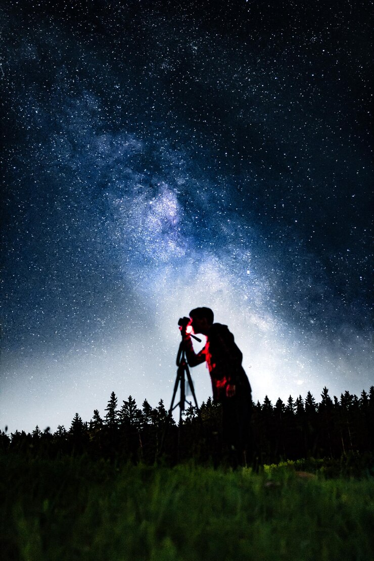 Photo silhouette d'un homme photographiant sur terre contre le ciel la nuit