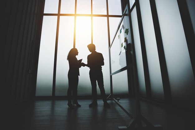 Photo silhouette d'hommes d'affaires d'équipe parlant dans les affaires et planifiant le succès, concept de travail d'équipe