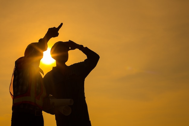 Silhouette d&#39;ingénieurs et confiant travaillant sur le site.