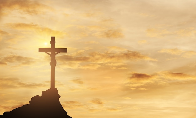 Silhouette Jésus et la croix au coucher du soleil sur le sommet de la montagne