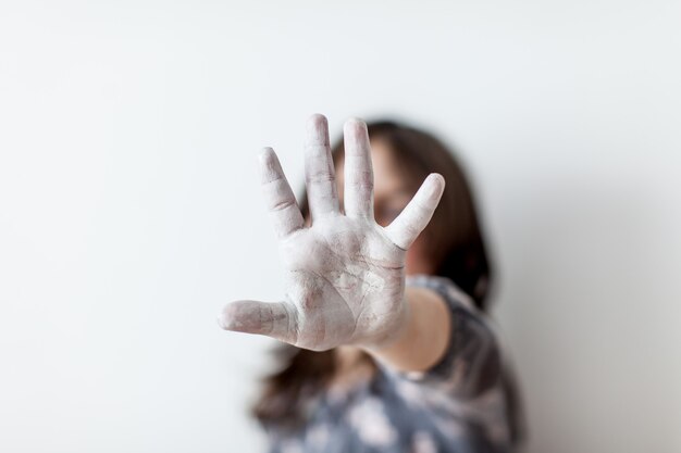 Silhouette jeune fille avec sa main tendue signalant d'arrêter. Notion de droits de l'homme