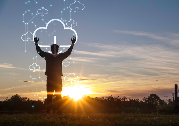 Silhouette jeune homme debout avec ccloud téléchargeant des données sur Internet onlinenetworkmediakeywordDigital WebPhoto concept information and Technology