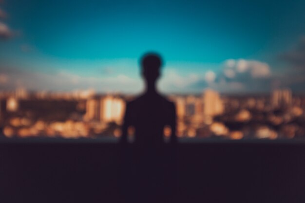 Silhouette d'un jeune homme sur la ville