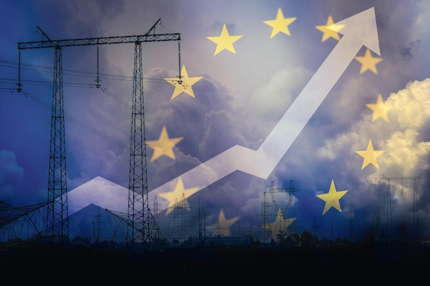 Silhouette de ligne électrique avec ciel orageux et flèche montante Hausse du prix de l'électricité Crise de l'énergie en Europe Augmentation de la consommation d'électricité pour la maison et l'industrie Pénurie de production d'électricité