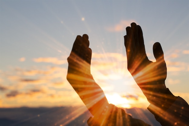 Silhouette de la main de l&#39;homme chrétien priant, spiritualité et religion, homme priant Dieu.