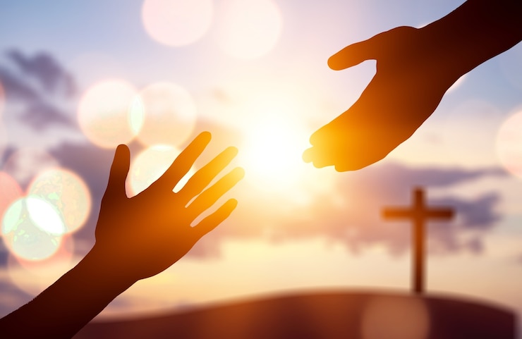 Photo silhouette de mains humaines aidant à enother les mains