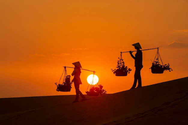 Silhouette D'un Marchand Ambulant Voyageant à Travers Le Désert De Mui Ne Au Vietnam