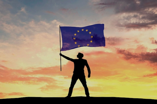 Silhouette masculine agitant le drapeau de l'Union européenne rendu 3D